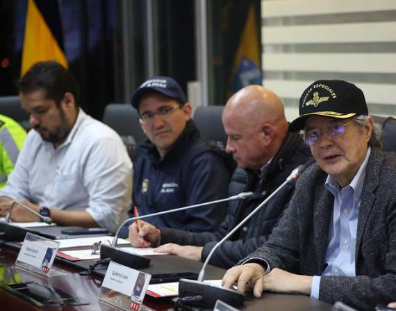 CUENCA.- Guillermo Lasso, presidente de la República, acompañado de otras autoridades durante una reunión para evaluar los daños en Azuay.