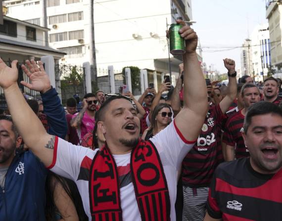Seguidores del Flamengo lo alientan a su llegada al hotel Oro Verde, en el centro de la ciudad.