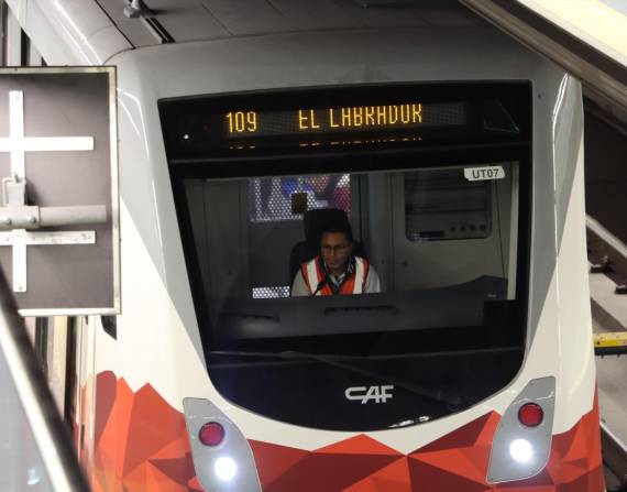 Un tren el Metro de Quito sale de El Labrador.