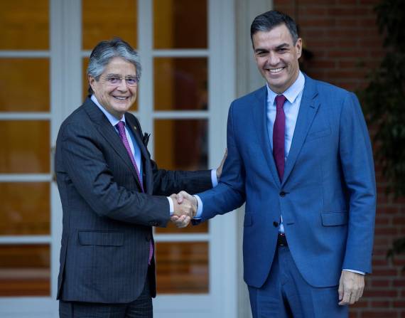 El presidente del Gobierno español, Pedro Sánchez (d), recibe al presidente de Ecuador, Guillermo Lasso (i), el pasado 4 de noviembre en Madrid con motivo de su visita oficial a España.