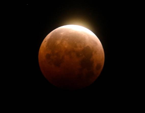 La Luna luce iluminada durante un eclipse lunar total el miércoles 26 de mayo de 2021, en Santa Mónica, California.