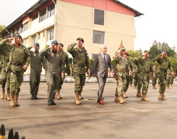 Imagen del 24 de octubre de 2022. El ministro de Defensa, Luis Lara, y varios oficiales, en un evento de las Fuerzas Armadas.
