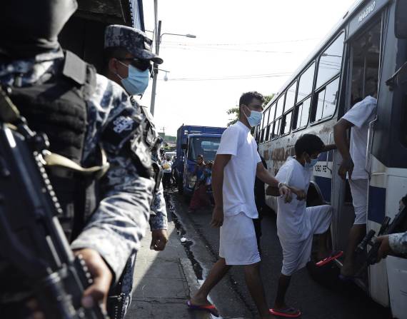 Los militares salen a patrullar en las calles tras la ola de violencia que se vive en El Salvador.