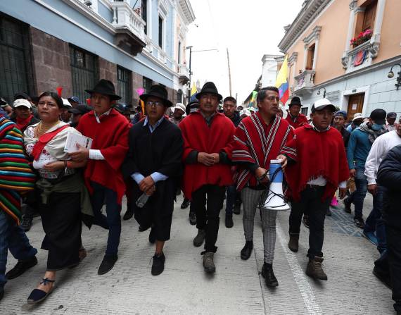 El presidente de la Confederación de Nacionalidades Indígenas del Ecuador, Leonidas Iza, junto a manifestantes marchan hacia el Palacio de Gobierno.