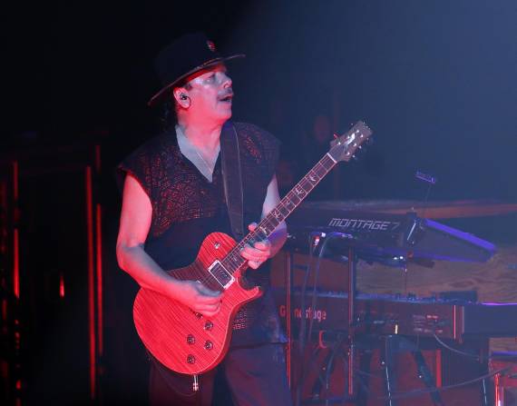 Santana comenzó a trabajar en el grupo de su padre en las cantinas de Tijuana.