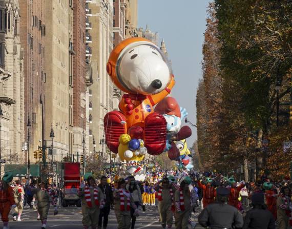 En el desfile de este año hubo 16 globos gigantes, 28 carrozas, 40 inflables novedosos y patrimoniales, 12 bandas de música, 10 grupos de actuación, 700 payasos y un Santa Claus.