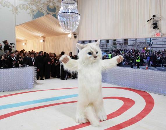 Jared Leto causó furor apareciendo disfrazado de la mascota de Karl Lagerfeld, el gato Choupette.