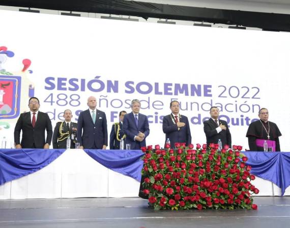 Las autoridades durante la sesión solemne por los 488 años de fundación de Quito.
