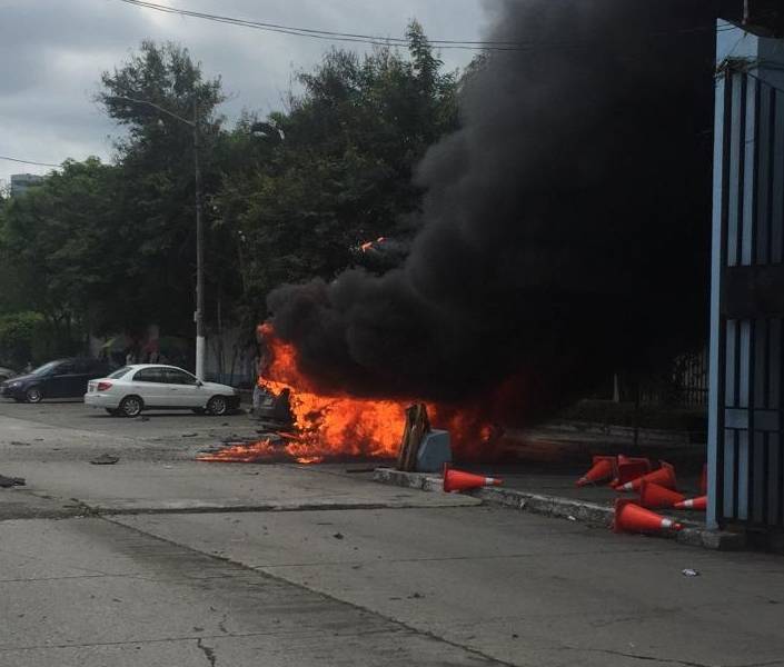 Estalla vehículo dentro de Universidad de Guayaquil