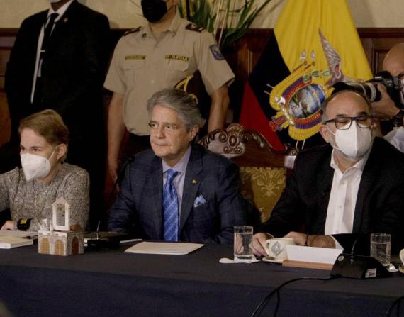 Gobierno analizará la posibilidad de revisar el costo de los combustibles tras diálogo con la CONAIE