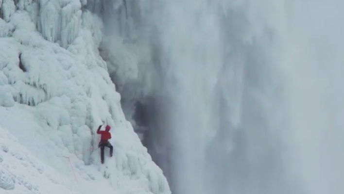 Will Gadd, el primer alpinista que escala las cataratas del Niágara
