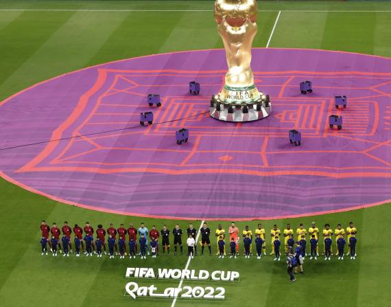 Las selecciones de Qatar y Ecuador al inicio del partido inaugural.