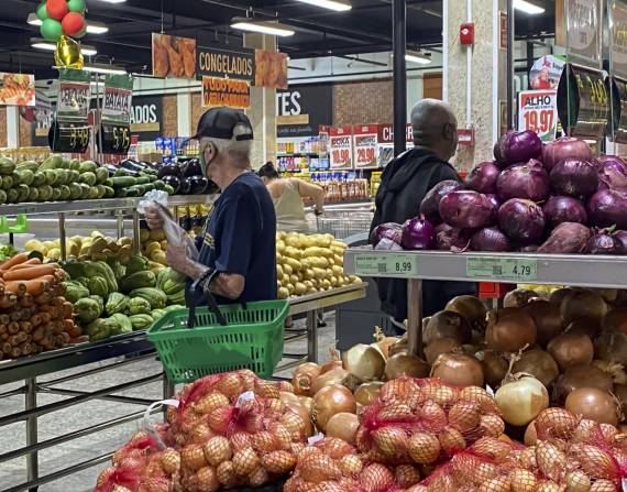 Personas compran productos en un mercado en Río de Janeiro (Brasil), en una fotografía de archivo. EFE/Antonio Lacerda