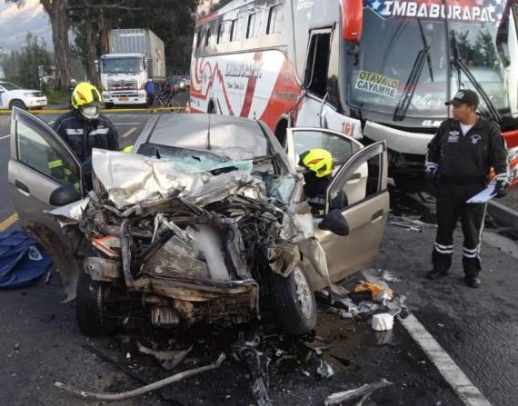 Imagen del automóvil completamente destrozado en la parte frontal.