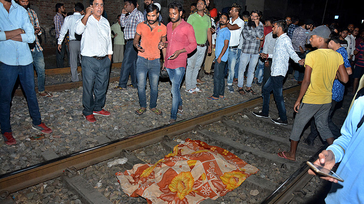 Tren atropella y mata a decenas de personas en India