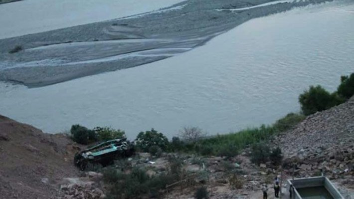 Reportan menos 36 muertos al caer un autobús a un abismo en Perú
