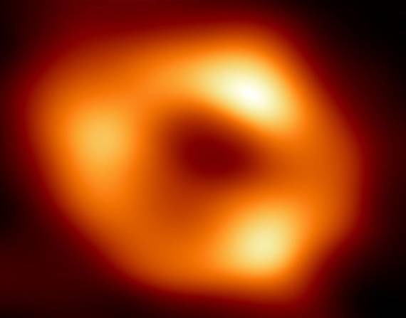 Aunque no podemos ver el agujero negro en sí, porque está completamente oscuro, el gas brillante que lo rodea tiene una firma reveladora.
