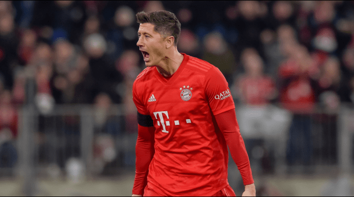 Lewandowski rescata al Bayern ante el colista