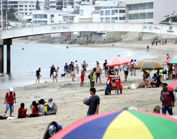 Los turistas optan por ir a las playas a disfrutar el feriado.