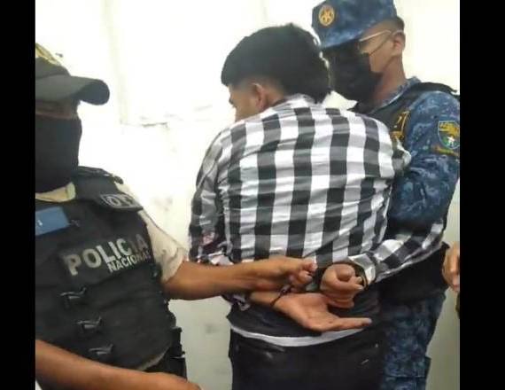 Captura de video del momento en que entregan a un asaltante a la Policía en el sur de Guayaquil.
