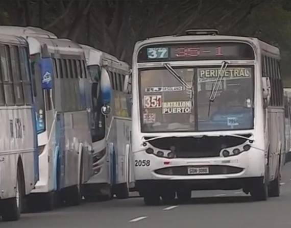 Municipio pidió a transportistas urbanos que muevan sus buses parqueados en vías públicas de Guayaquil