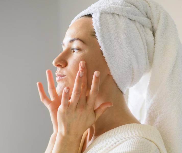 Mujer cuidando su piel.