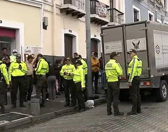 Personal de la Policía Nacional llegó al sitio en donde ocurrió el hecho, en la av. 24 de Mayo.