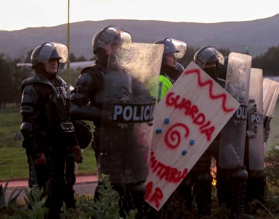 Policías se enfrentan a manifestantes durante las protestas en la localidad de Saquisilí (Ecuador).