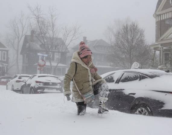 Una niña trata de caminar sobre la nieve en Estados Unidos.