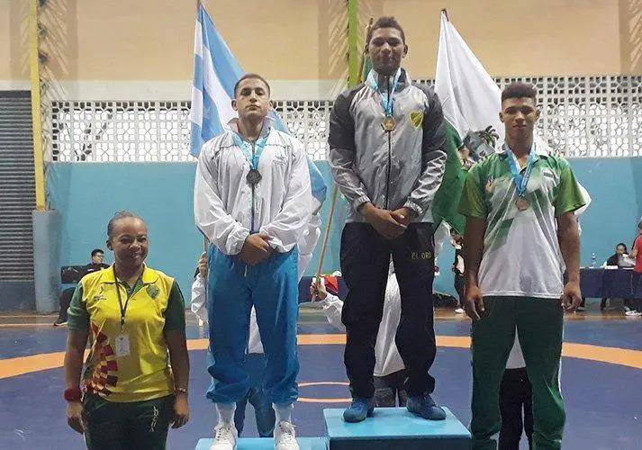 Katty Hurtado presenciando la coronación de su hijo en unos juegos nacionales como campeón de Lucha.