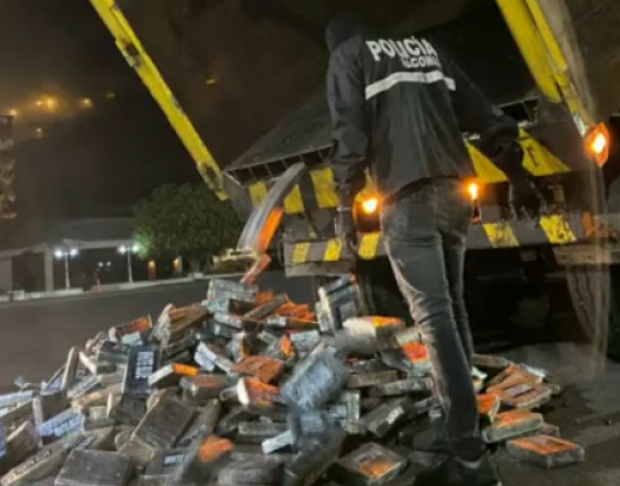 Los narcotraficantes habían adecuado el camión para crear compartimientos metálicos donde estaban guardados los bloques del alcaloide.