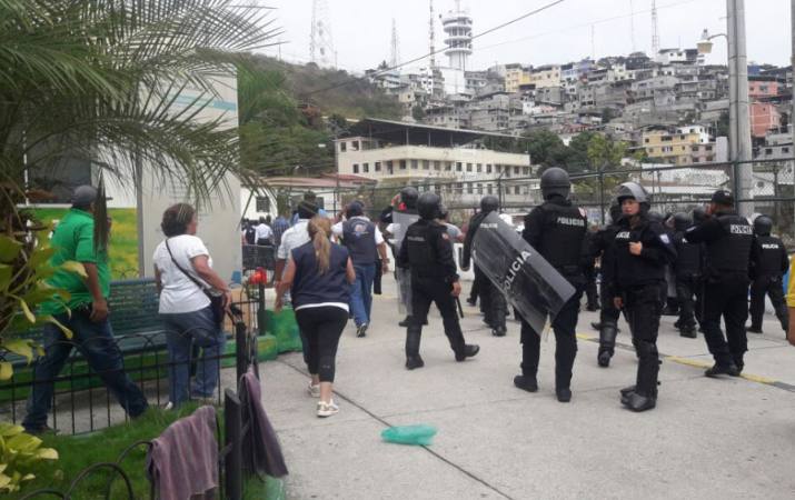 Enfrentamientos en los exteriores del hospital Alfredo Valenzuela entre trabajadores y la Policía Nacional