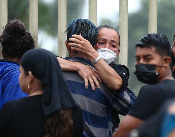 Familiares de reos fallecidos en la cárcel de Santo Domingo de los Tsáchilas se lamentan hoy en las afueras de la morgue de ese cantón.