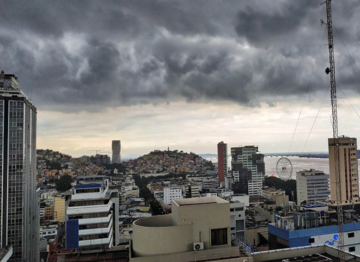 Persisten lluvias en mes de transición al verano en Ecuador