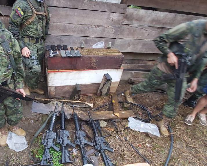 Detienen a 7 ciudadanos colombianos con armas en Sucumbíos