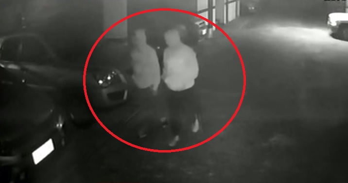 Captan a ladrones robando 2 autos de un edificio en Quito