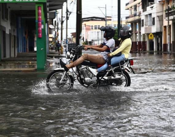 Hasta las 11:00 de este jueves, el Municipio de Guayaquil había identificado 37 calles y avenidas inundadas.