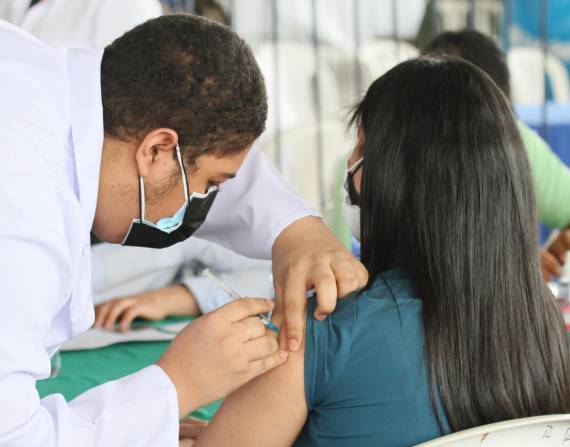 Ministerio de Salud declara obligatoria la vacunación contra el COVID-19 en Ecuador