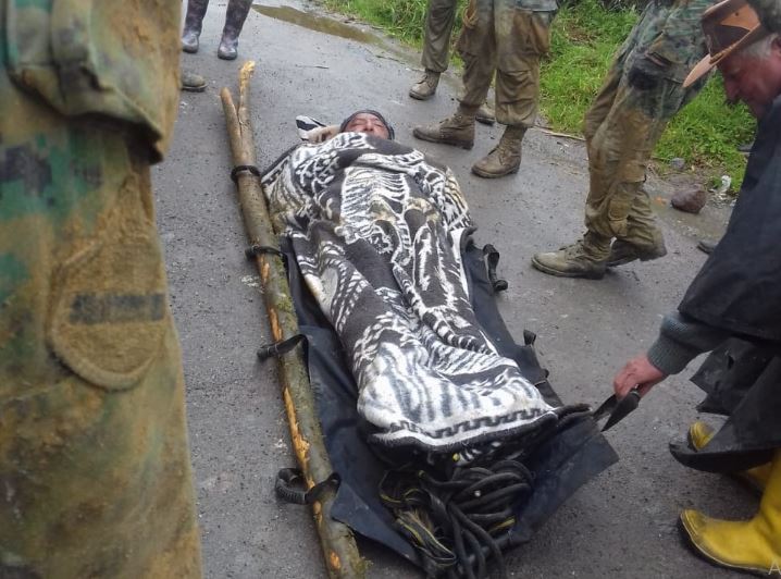 Hombre es rescatado en la vía Carchi - Sucumbíos