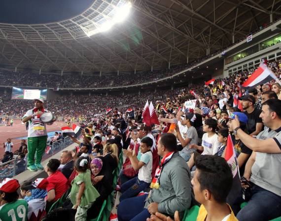 Imagen de archivo de aficionados iraquíes y cataríes durante un partido entre ambas selecciones en el estadio de Basora. EFE/HAIDER AL-ASSADEE