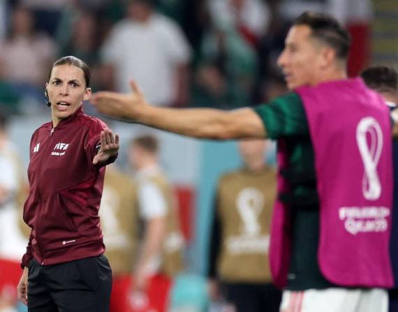Stéphanie Frappart, primera mujer en equipo arbitral en un Mundial masculino