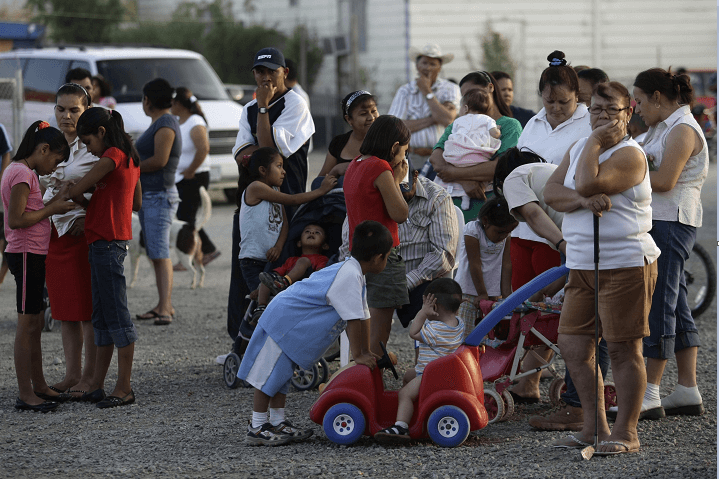 EEUU negará la ciudadanía a inmigrantes que reciban ayudas sociales