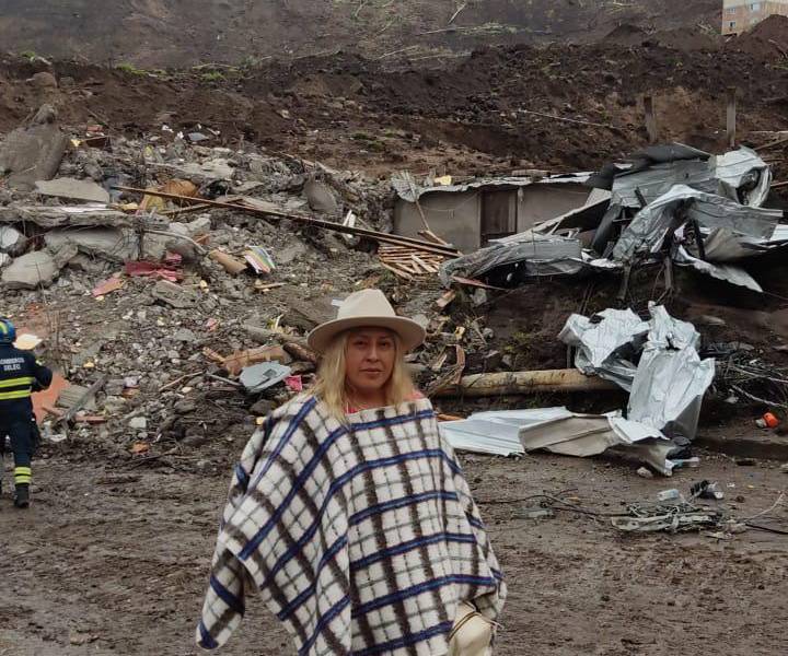 Deslave en Alausí: Magaly Peña busca a su familia entre los escombros, hasta ahora solo ha encontrado el pie de su sobrina