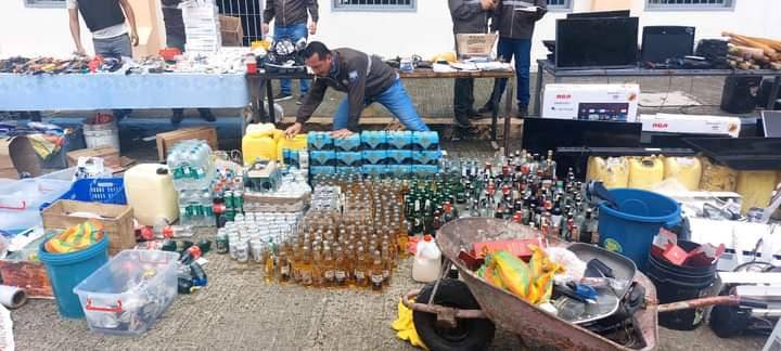 Imagen de los objetos decomisados por las fuerzas del orden en la cárcel El Rodeo este miércoles 12 de junio.