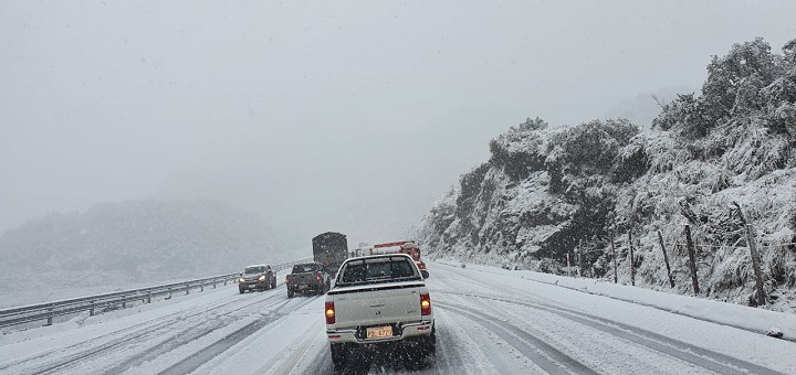 Vía Pifo - Papallacta amaneció cubierta de nieve