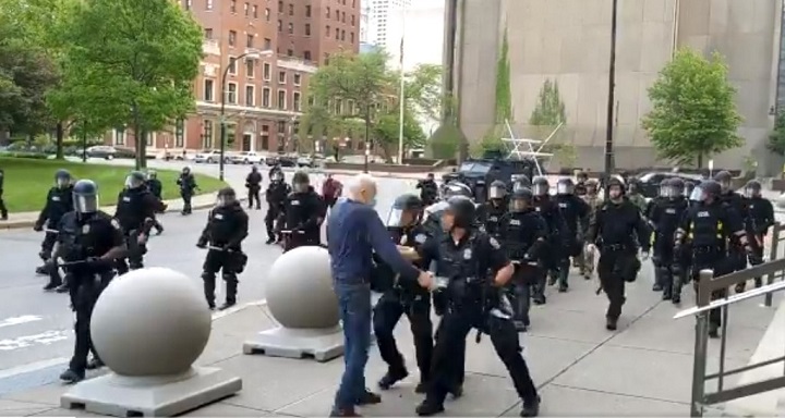 Imputados dos policías que empujaron a anciano durante protesta en Nueva York