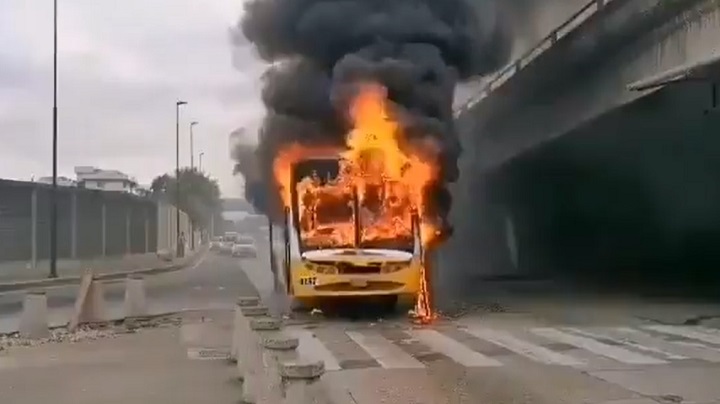 Arde un bus en el norte de Guayaquil