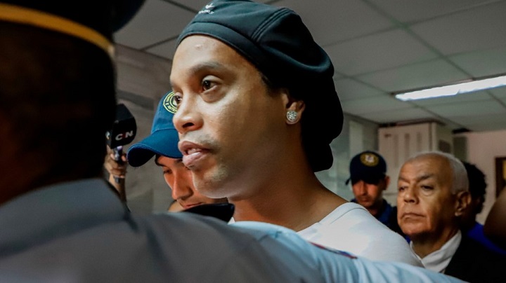 Juez niega arresto domiciliario de Ronaldinho