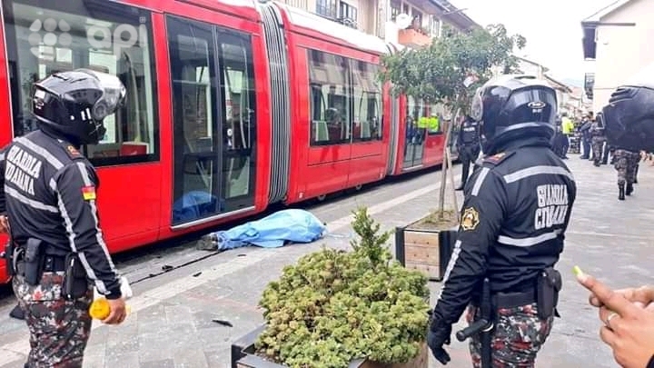 Hombre muere tras impactarse contra tranvía en Cuenca