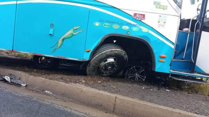En esta imagen se observa cómo un auto quedó aplastado por un bus. El accidente ocurrió a las afueras de Ambato.